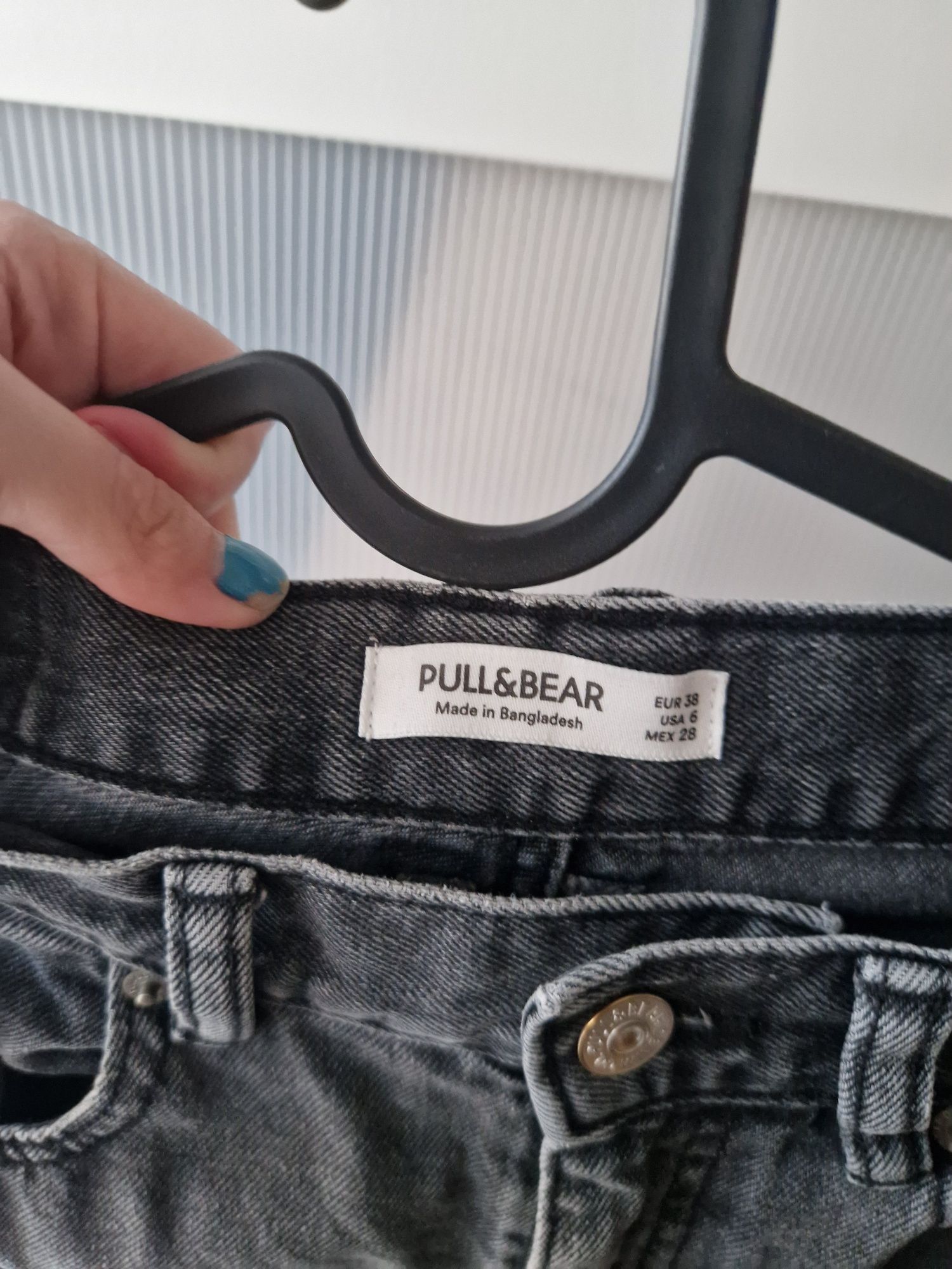 Mom jeans, czarne, sprany kolor, wysoki stan, pull&bear, luźne jeansy,