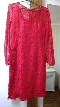 Красное атласное платье на гипюровом чехле, размер 48-50