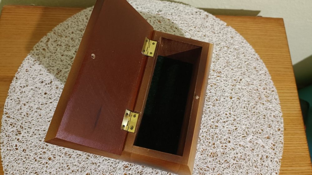 Дерев'яна шкатулка