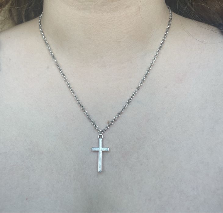 Colar com fio em aço inoxidavel e pendente de cruz