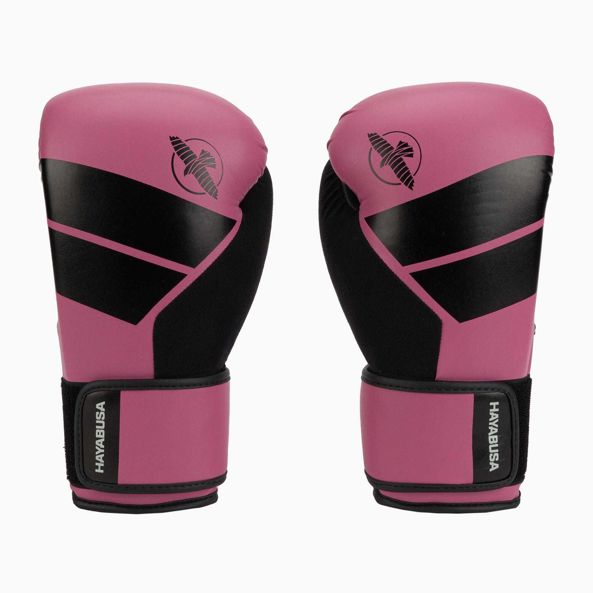 Luvas de kickboxing com ligaduras e caneleiras.