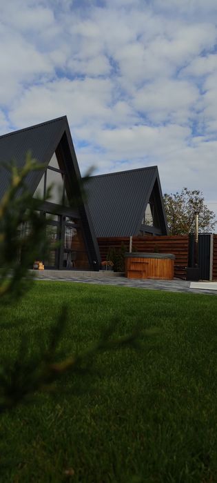 Оренда котеджу, будиночок у стилі А-фрейм з чаном. Відпочинок