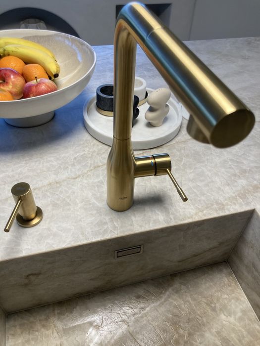 Bateria kuchenna złota Grohe Essence cool brushed