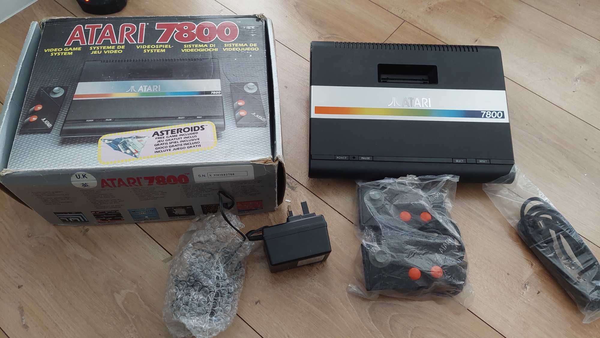 Atari 7800 w pudełku + 2 joysticki + zasilacz + kabel antenowy