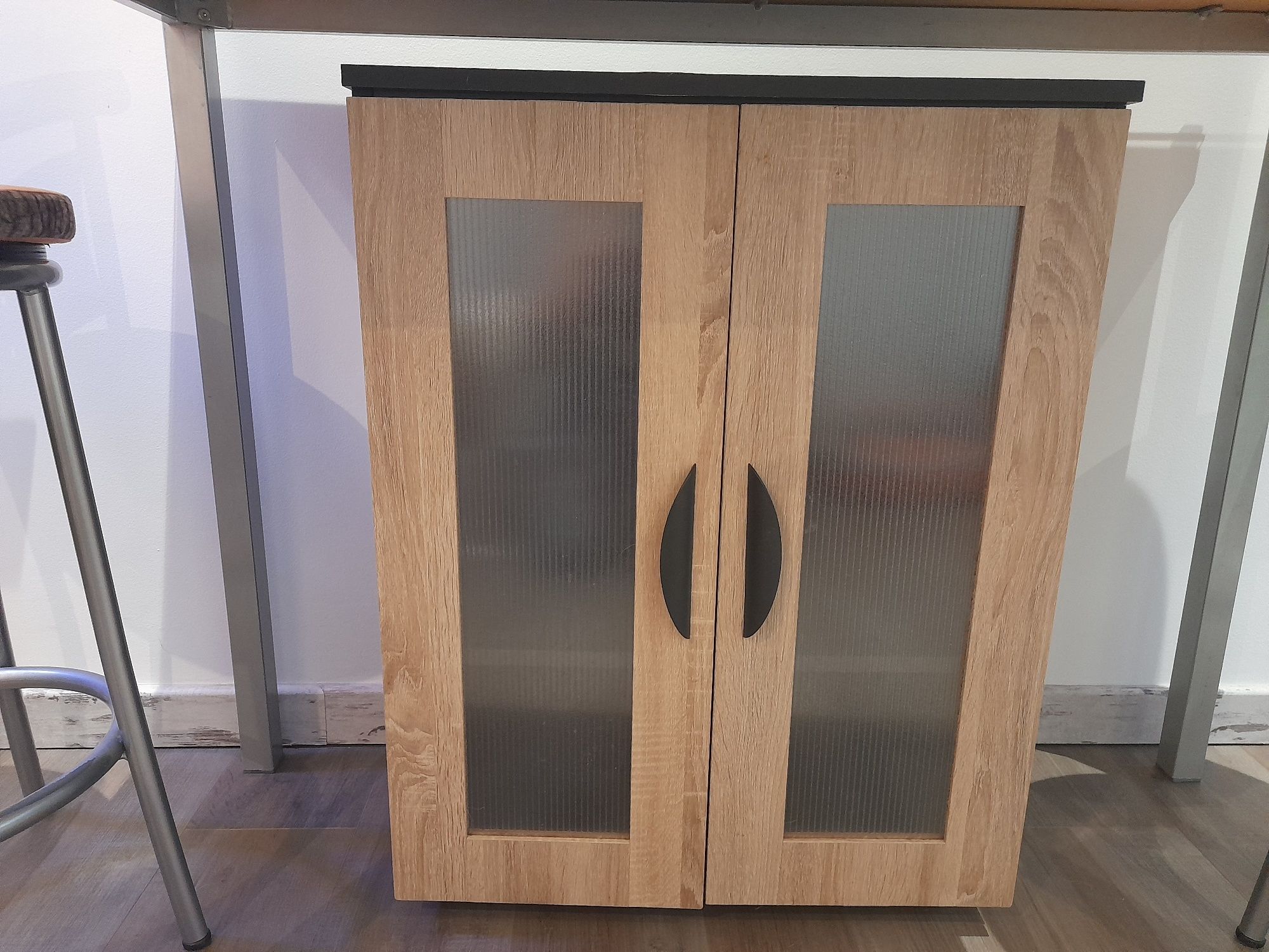 Mesa alta com cadeiras e armário de apoio (RESERVADO)