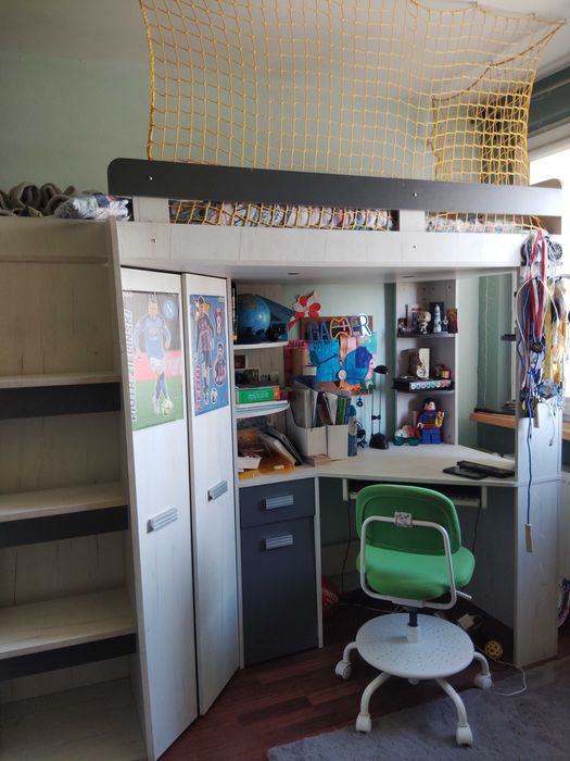 Łóżko piętrowe z biurkiem