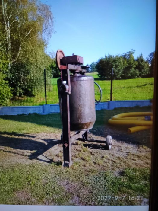 Betoniarka wraz z  silnikiem.