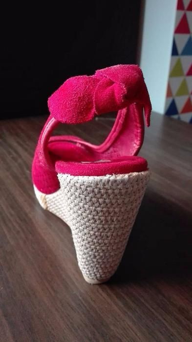 Eleganckie buty stradivarius, sandały na koturnie