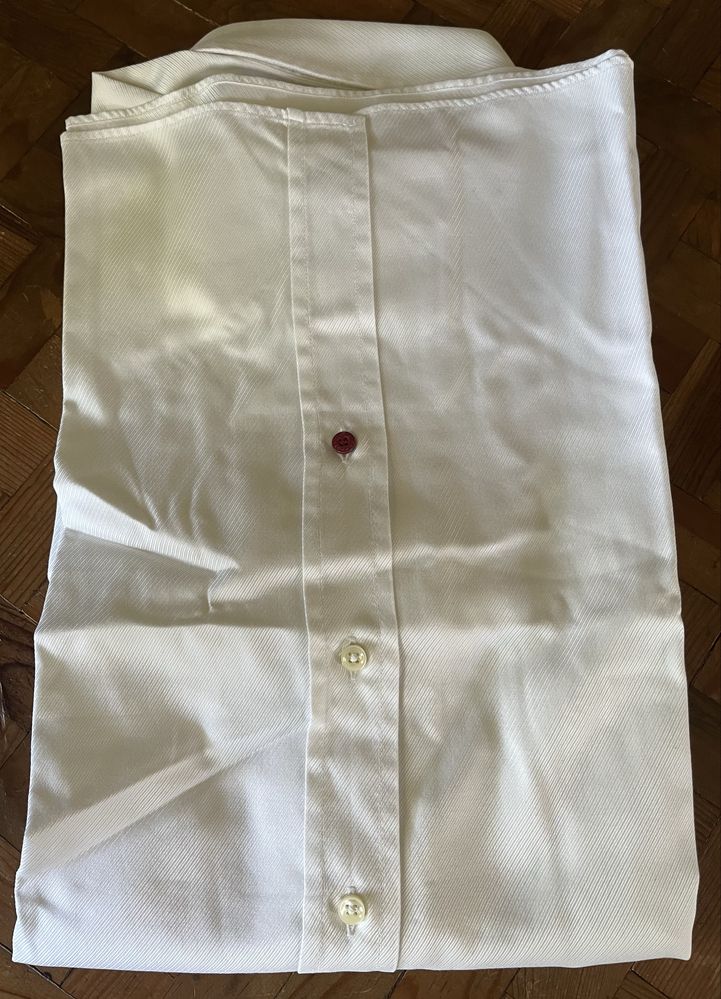 Camisa branca da Carrel