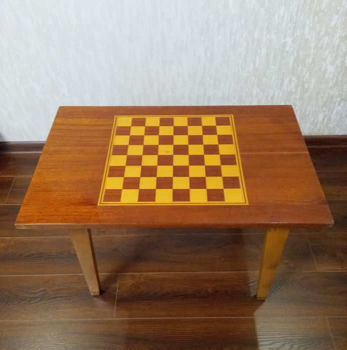 Шахматний столик. Розкладний.