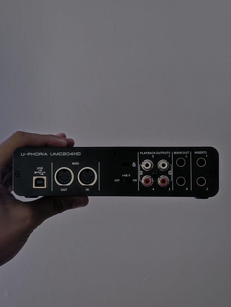 Behringer U-Phoria UMC204HD e Audio-Technica AT2020 (+ Acessórios)