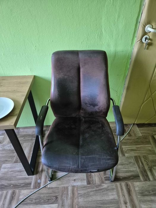 Krzesło biurowe z biura w trakcie likwidacji