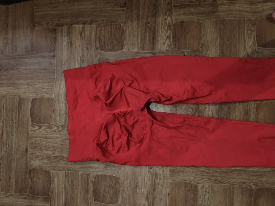 червоні лосини з пушапом