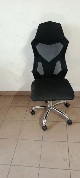 Krzesła gemingowe i antyk z PRL-u