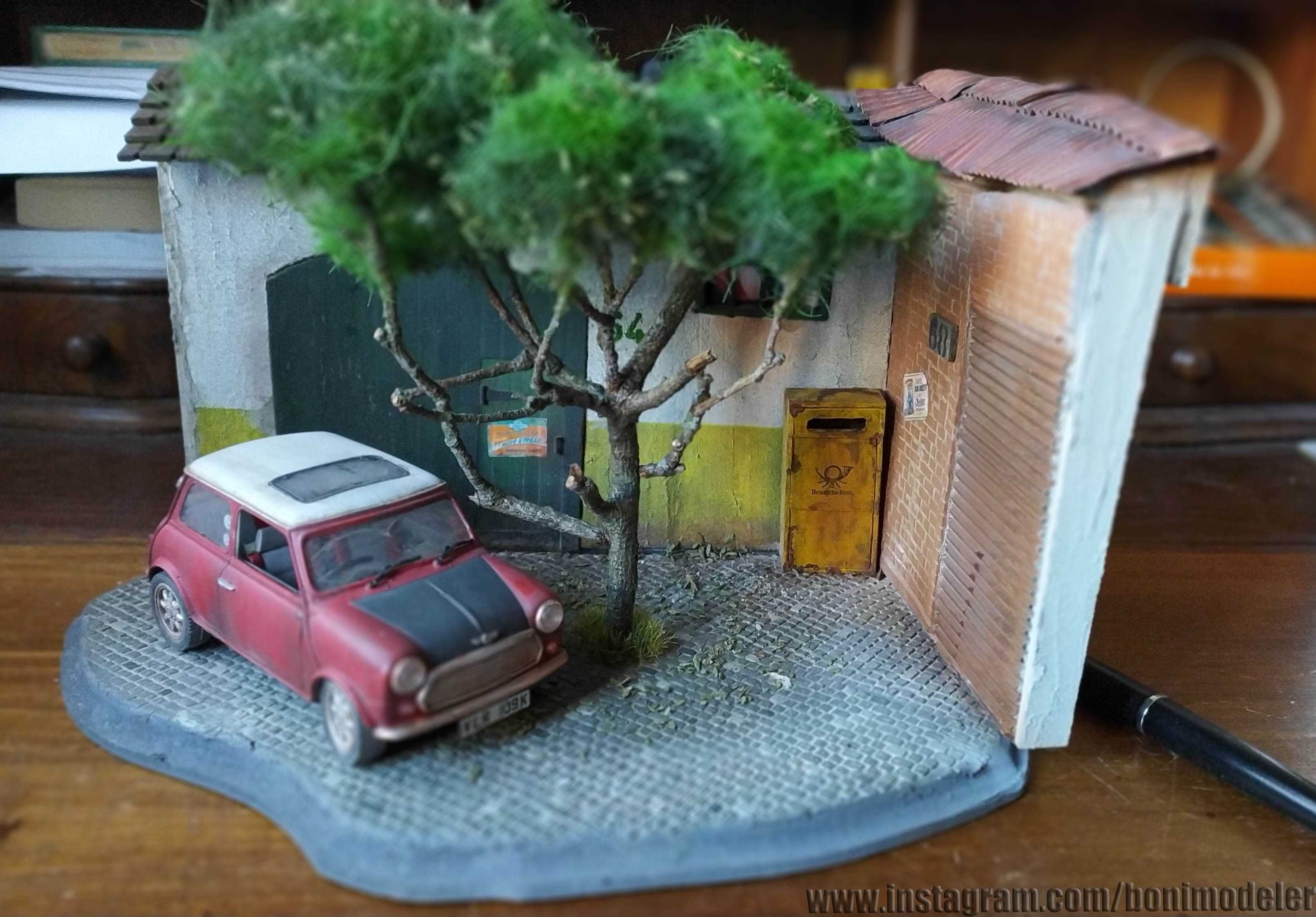 Diorama - Old Mini Cooper na Sombra da Árvore - modelo em escala 1:24