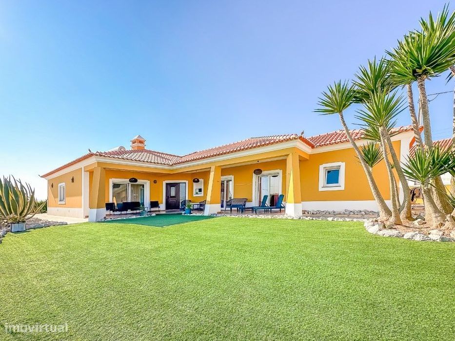 Vende-se moradia T8 junto á Praia da Assenta