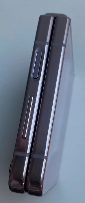 Sprzedam samsung flip 5 cena nie do negocjacji  dwie plamy na wysw
