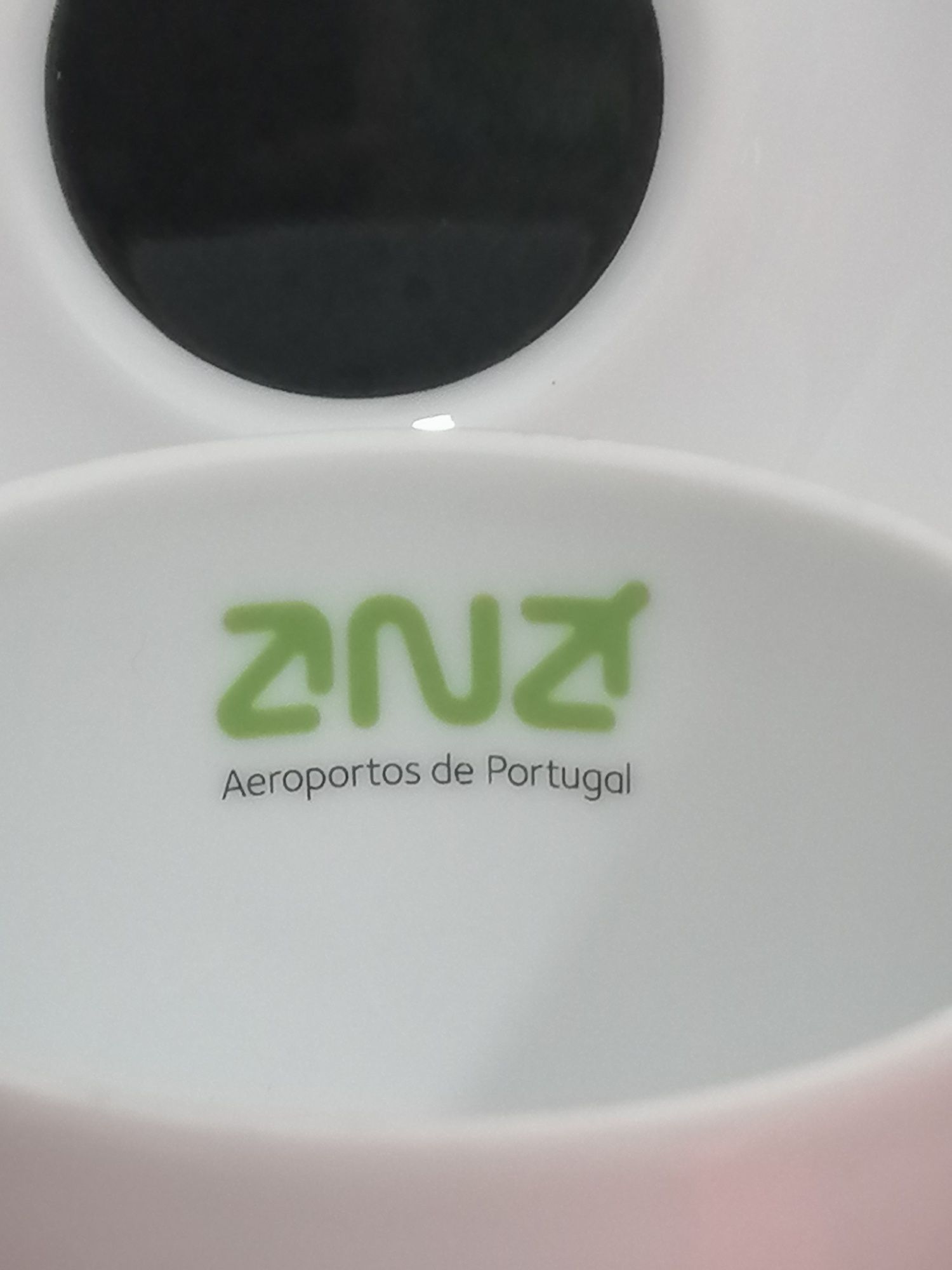 Chávena de café em loiça da Ana Aeroportos de Portugal