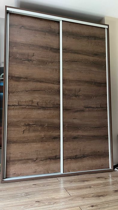 Szafa z drzwiami przesuwnymi – Black Red White – Poznań