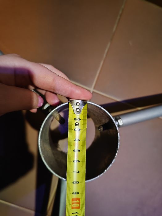 Metalowy stojak na żywą choinkę