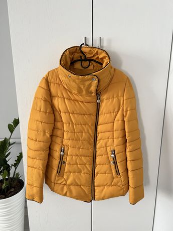 Демисезонная куртка оранжевого цвета