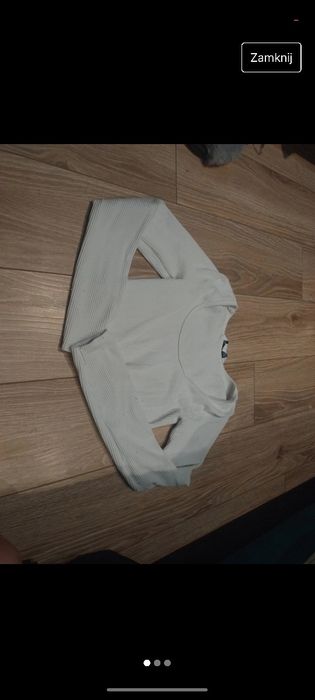 Crop top biały z dekoltem Stradivarius S