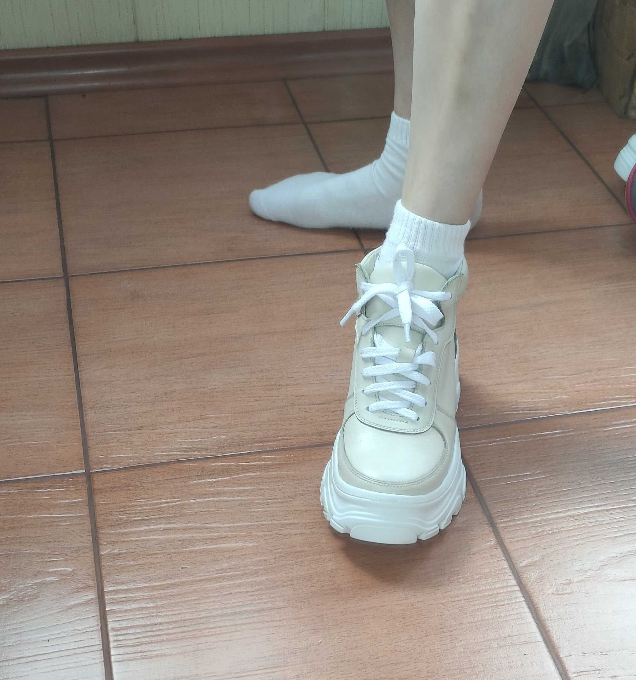 Шкіряні білі кросівки