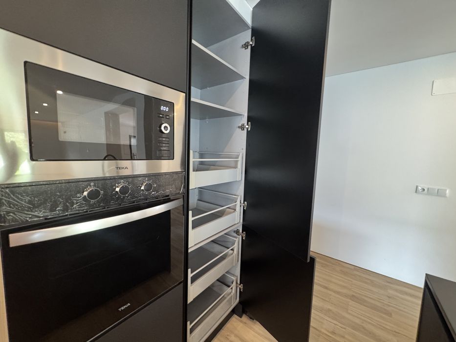 Moradia T4 nova com Jacuzzi, jardim privado e acabamentos de luxo