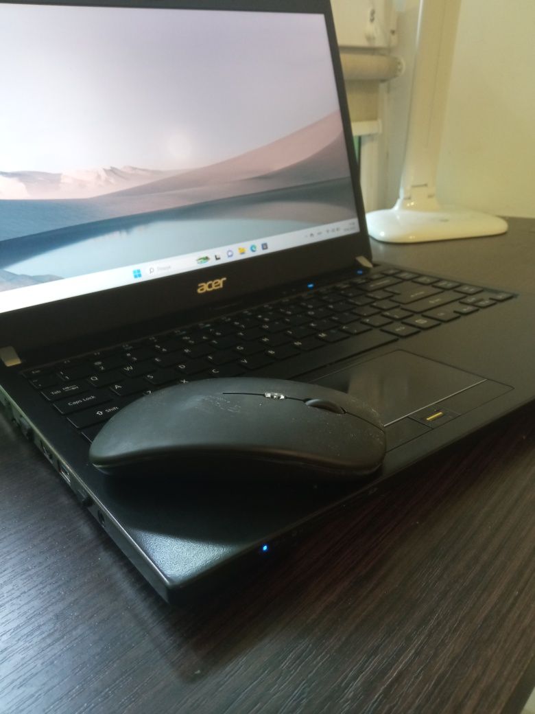Ноутбук Acer TravelMate для роботи, навчання