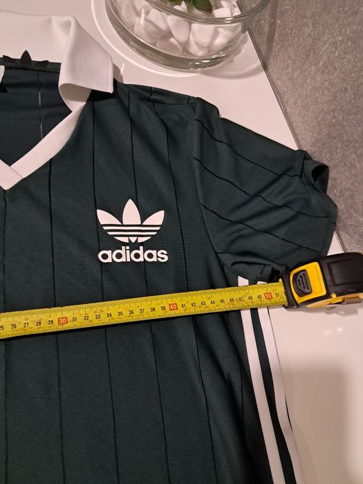 Женское спортивное платье Adidas.