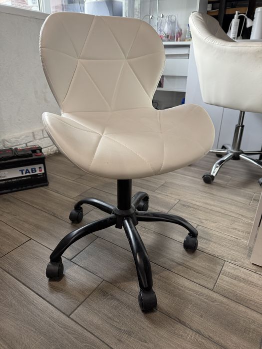 Крісло офісне на колесах