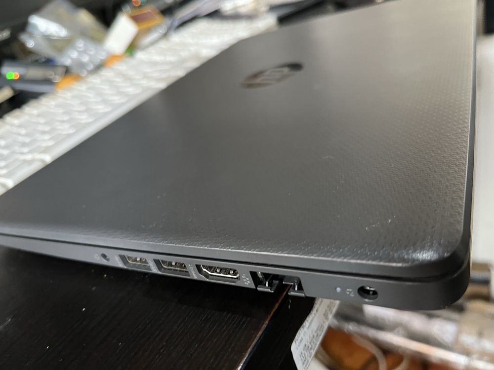 Portátil HP 245 G8 14" FHD AMD Ryzen 3 3250U 8GB SSD 250GB W10