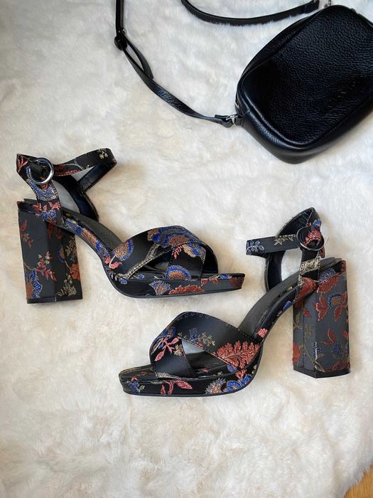 Buty damskie na obcasie we wzory czarne z odkrytym przodem New Look 39