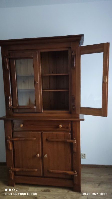Meble z drewna liściastego
