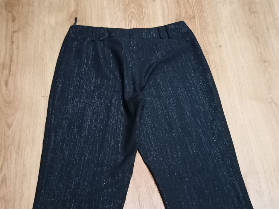 Czarne eleganckie materiałowe spodnie dzwony, ze srebrną nitką. L.