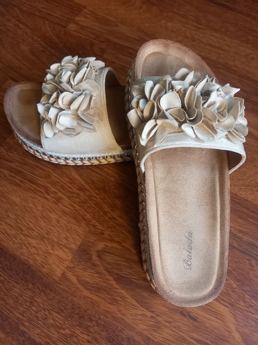 Beżowe Klapki z Kwiatowym Zdobieniem, Born2be, roz.41