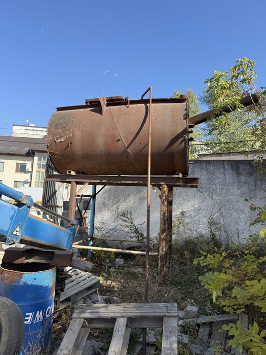 Бочка на подставке на 4 куба воды