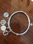 Pulseira da one com vários pendentes