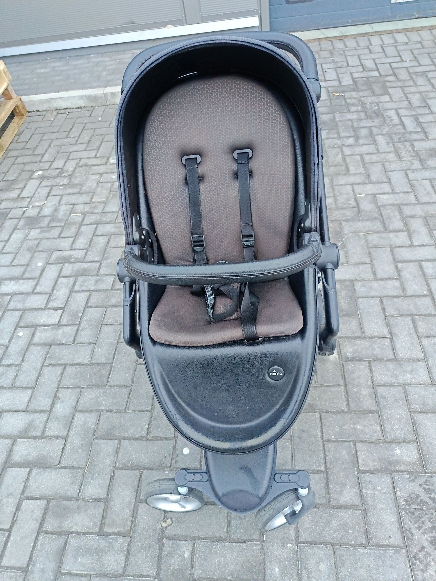 Wózek dziecięcy Mima Xari Ferrari wśród wózków :)