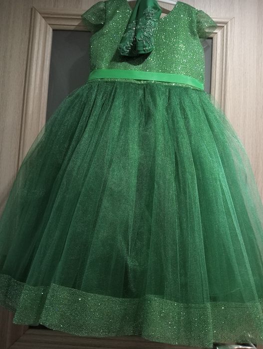 Найгарніша смарагдова сукня.