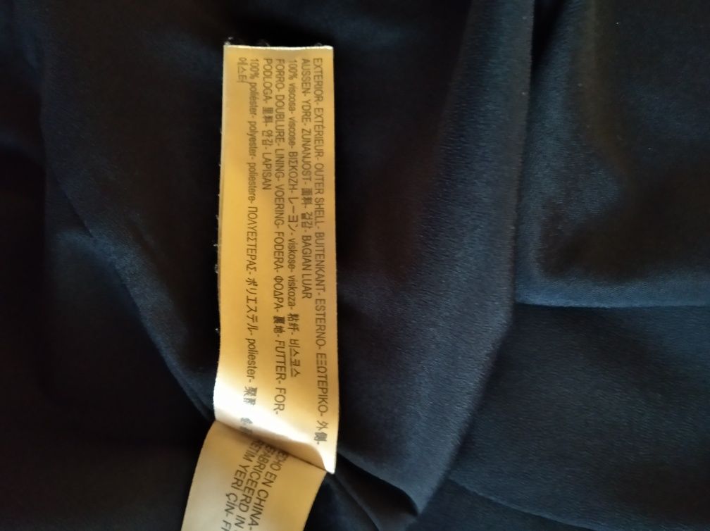 Sukienka firmy Massimo Dutti.