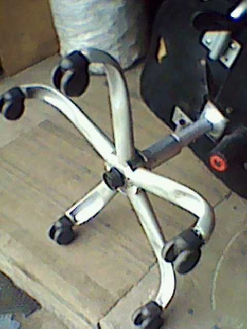 Продам стілець поворотний.