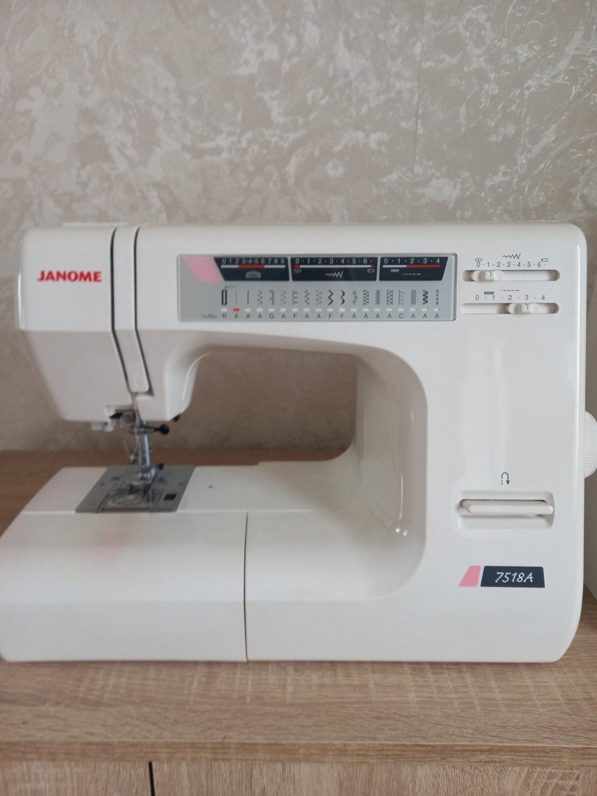 Швейная машинка Janome 7518a