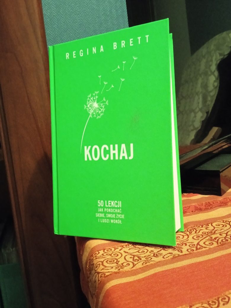 Książka Reginy Brett "Kochaj". Twarda okładka. Rok wydania 2017