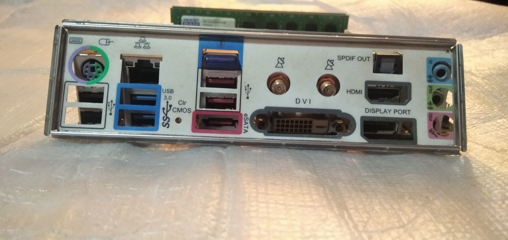 Комплект (читайте опис):asus F1A75I-I  DEluxe (ITX)+ а6-3650+4gb