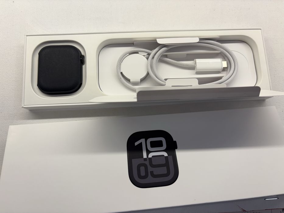 Продам часы Apple Watch 10 46mm jet black как новые на гарантии