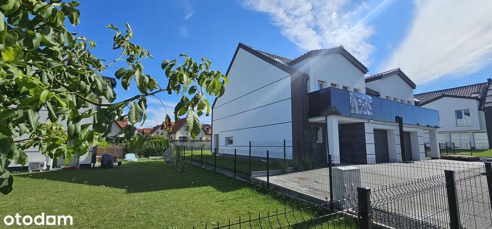 Dom na kameralnym , zamkniętym osiedlu, salon 42m2, pompa ciepła.