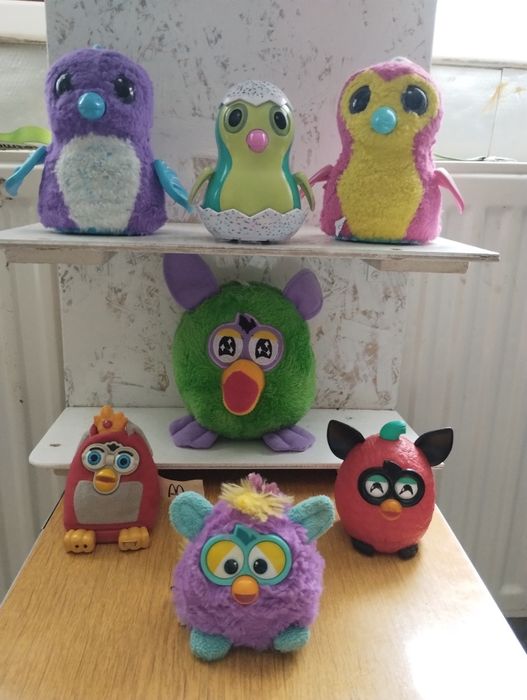 Interaktywne pingwinki Hatchmals i maskotki Furby