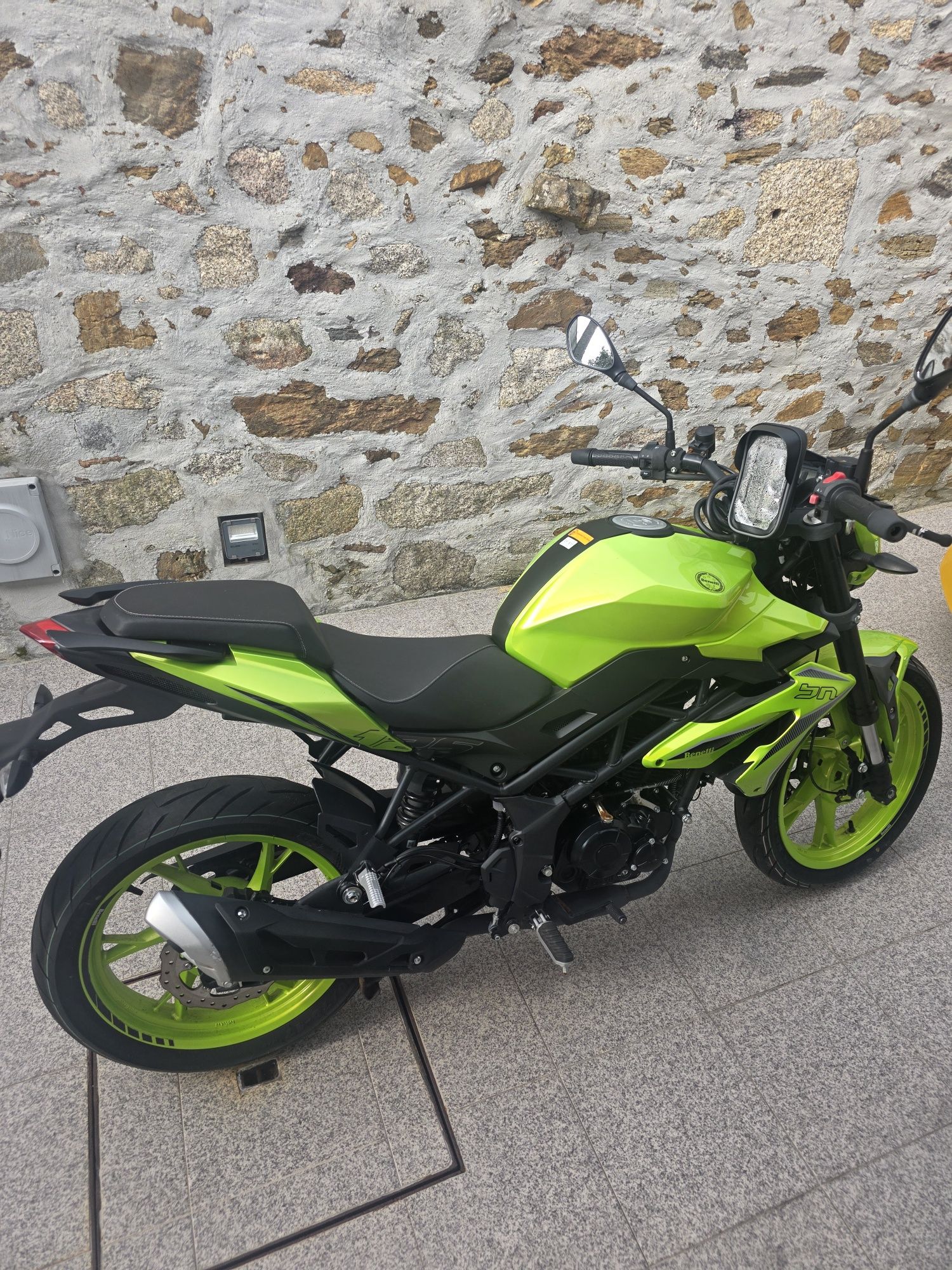Moto Benelli BN125 Verde