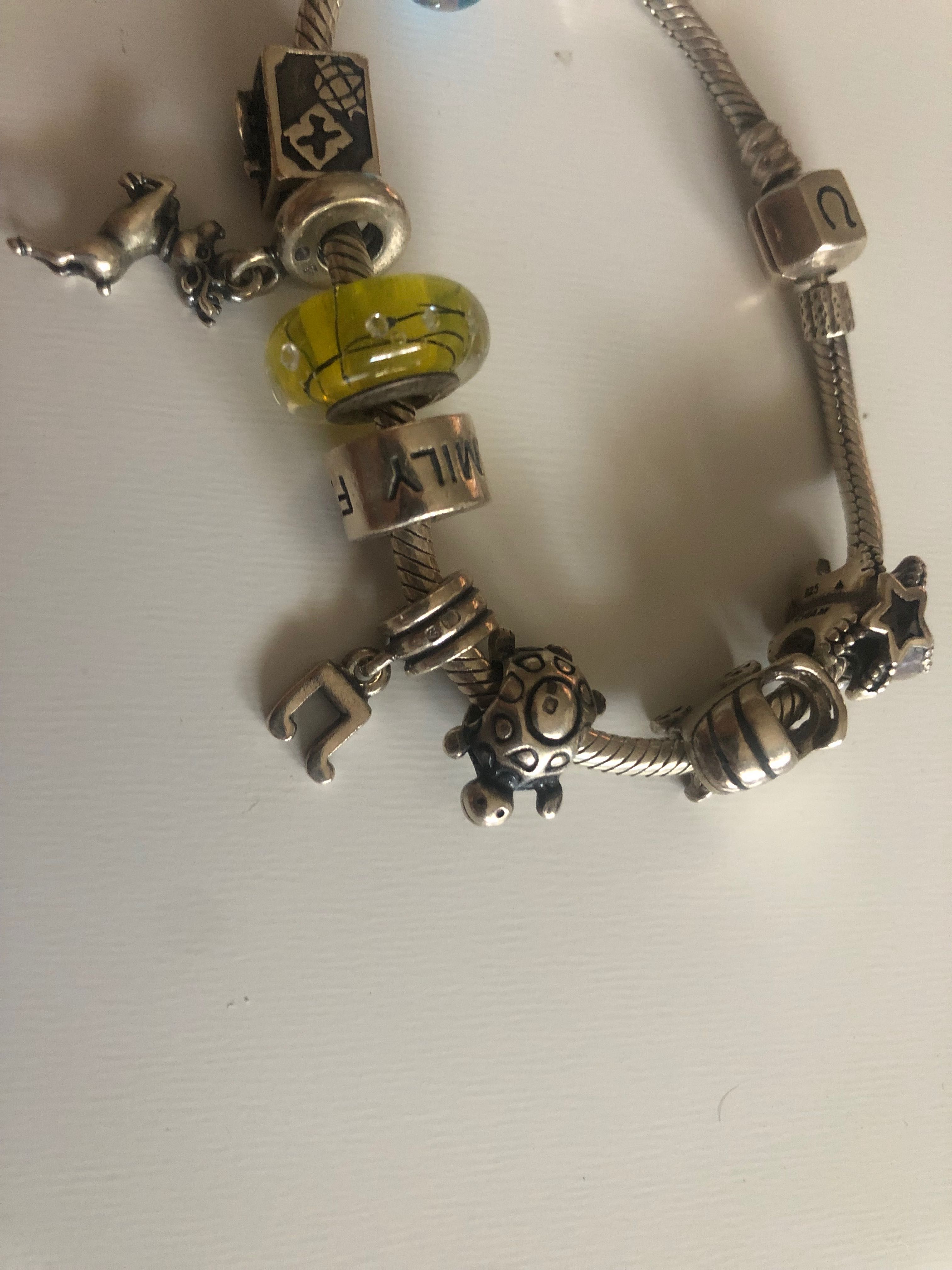 Pulseira e peças Pandora e Chamilia